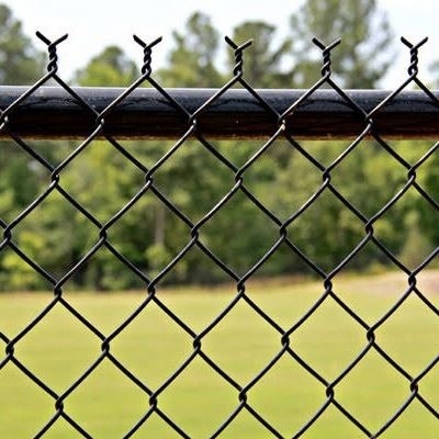 Système de clôture tissée pour cour de tennis