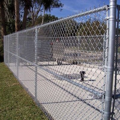 Système de clôture tissée pour cour de tennis