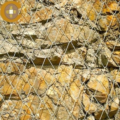 Réseau de protection contre les chutes de roche