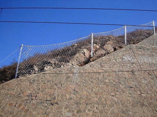 Réseau de protection contre les chutes de roches galvanisé en diamants