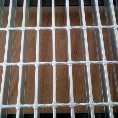 Grille en acier à trou carré en fer à faible teneur en carbone